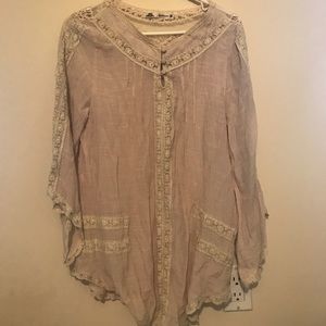 Super stylish and flowy lace top! Quarter sleeves!